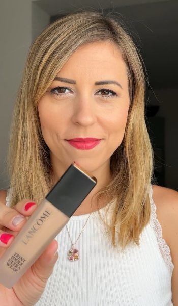 Mírela Radu Radu con maquillaje natural mostrando base de maquillaje en primer plano. Agencia de marketing digital Brilla Influencers y Comunicación.
