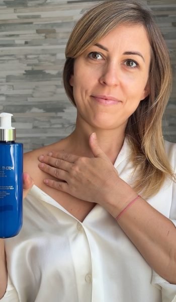 Mírela Radu Radu aplicando producto corporal mostrando rutina de cuidado personal. Agencia de marketing digital Brilla Influencers y Comunicación.