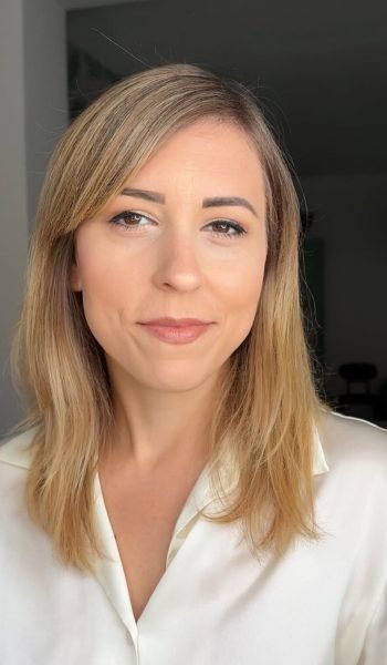 Mírela Radu Radu con look natural y maquillaje suave en primer plano. Agencia de marketing digital Brilla Influencers y Comunicación.