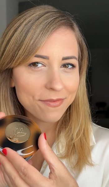 Mírela Radu Radu mostrando producto de maquillaje en primer plano con acabado natural. Agencia de marketing digital Brilla Influencers y Comunicación.