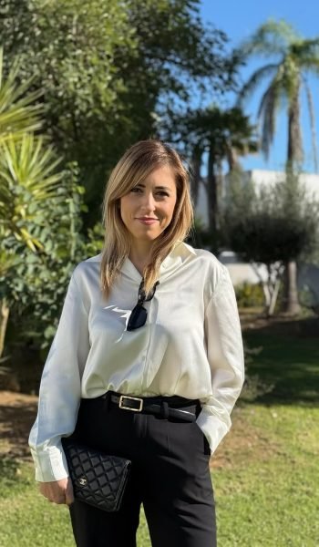 Mírela Radu Radu con outfit elegante al aire libre, mostrando estilo sofisticado en un entorno natural. Agencia de marketing digital Brilla Influencers y Comunicación.