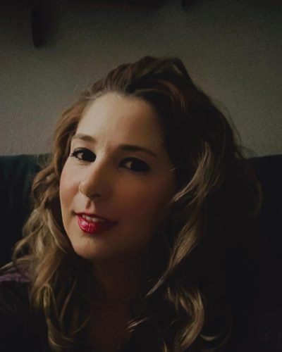 UGC Miriam Garcia Fernandez en retrato con maquillaje y estilo elegante en interior. Imagen de la Agencia de marketing digital Brilla influencers y Comunicación.