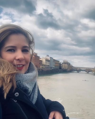 UGC Miriam Garcia Fernandez en puente con vistas urbanas y río en ciudad europea. Imagen de la Agencia de marketing digital Brilla influencers y Comunicación.