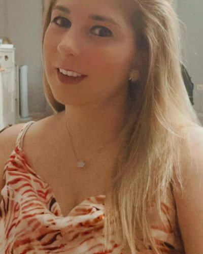 UGC Miriam Garcia Fernandez en retrato lifestyle con estilo natural. Imagen de la Agencia de marketing digital Brilla influencers y Comunicación.