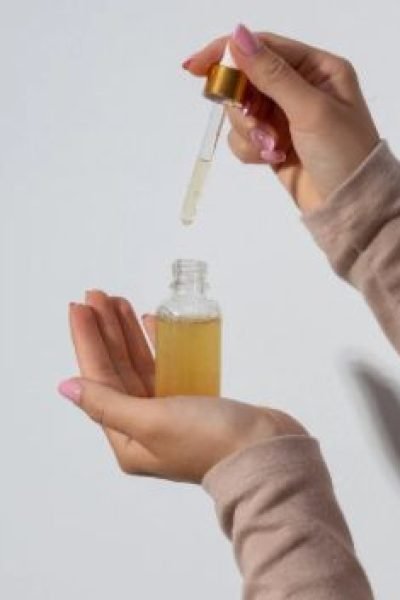 Miriam Castellote aplicando su suero facial hidratante.