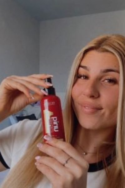 Miriam Castellote aplicando suero facial.