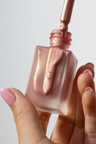 Miriam Castellote aplicando esmalte de uñas rosa.