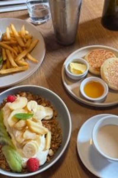 Comida saludable en la mesa, disfrutada por Miriam Castellote.