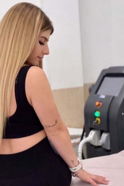 Miriam Castellote recibiendo un tratamiento estético facial.