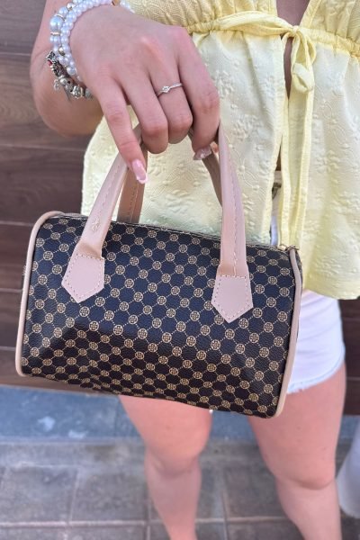 Miriam Castellote mostrando su look casual con bolso elegante.