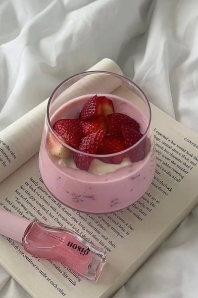 "Una combinación perfecta de frescura y estilo, Miriam disfrutando de un momento de relax con un delicioso yogurt y un perfume floral."