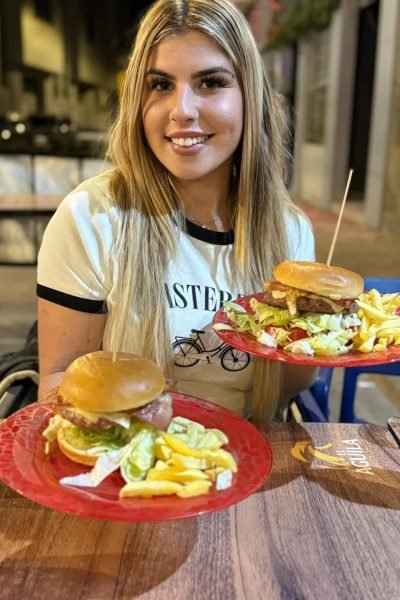 "Disfruta de una deliciosa hamburguesa con Miriam, una experiencia perfecta para quienes aman la comida casera y sabrosa."