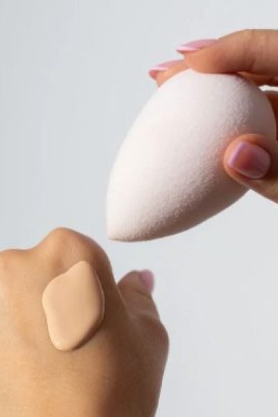 Base de maquillaje aplicándose en la piel de Miriam Castellote.