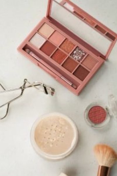Paleta de sombras de ojos junto a otros productos de belleza.