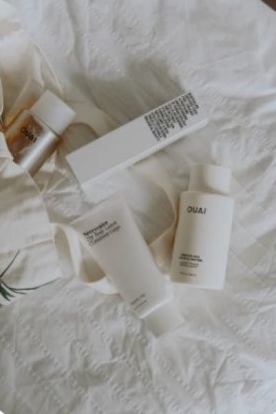 Miriam Castellote mostrando su rutina de cuidado facial.