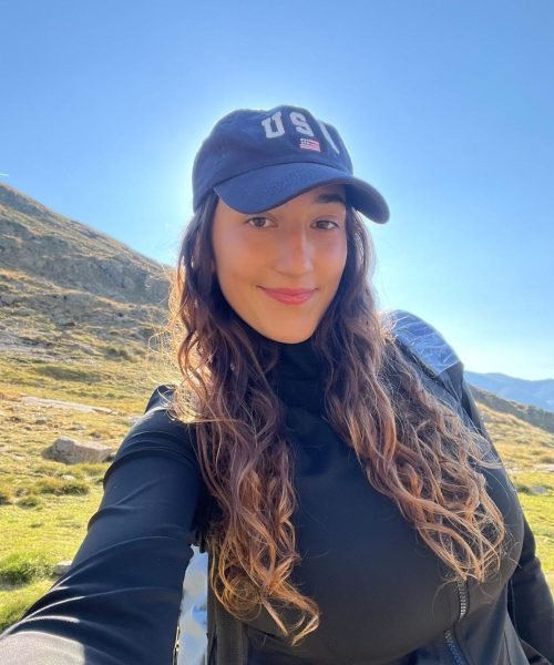 Mónica Quintana, influencer y creadora de contenido UGC, disfrutando de un día de senderismo al aire libre.