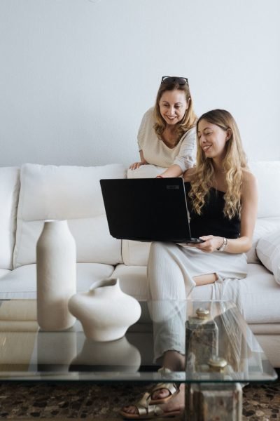 UGC Natalia Tena trabajando en su laptop con Brilla Influencers y Comunicación, agencia de marketing digital.