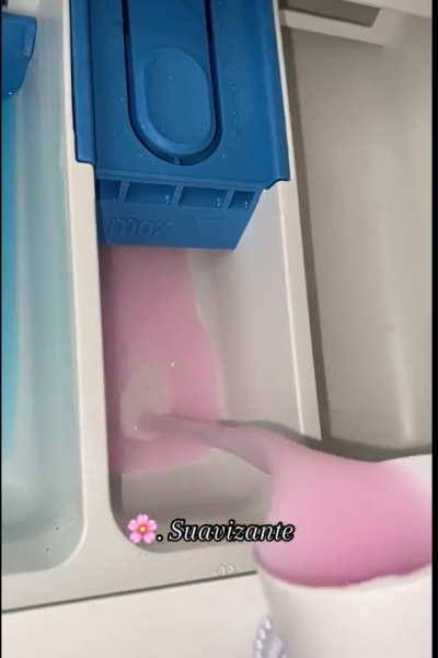 UGC Natalia Tena mostrando el suavizante rosa siendo vertido en la lavadora, con la colaboración de Brilla Influencers y Comunic