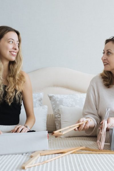 UGC Natalia Tena compartiendo un momento con otra persona, creando contenido junto a la agencia de marketing digital Brilla Influencers y Comunicación.