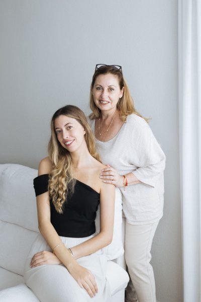 UGC Natalia Tena posando con otra persona, creando contenido junto a la agencia de marketing digital Brilla Influencers y Comunicación.