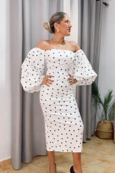 Noemí Bayona posando con vestido blanco de lunares en un look elegante de estilo femenino.