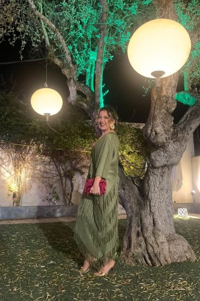 Noemí Bayona posando con vestido blanco de lunares en un look elegante de estilo femenino.