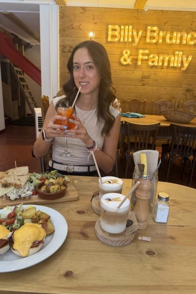 Lydia López Garrido disfrutando de una experiencia gastronómica en Billy Brunch & Family | Agencia Brilla Influencers.