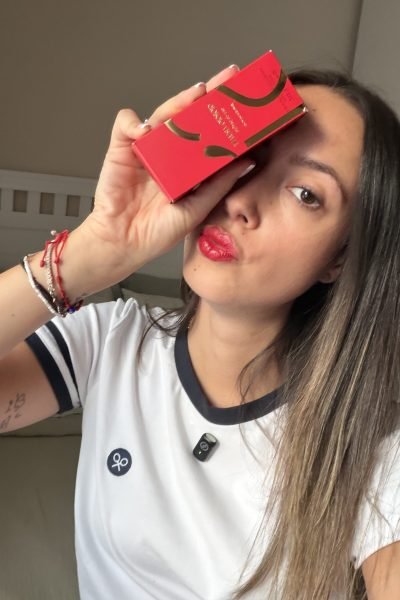 Lydia López Garrido mostrando un producto de Giorgio Armani en contenido de belleza | Agencia Brilla Influencers.