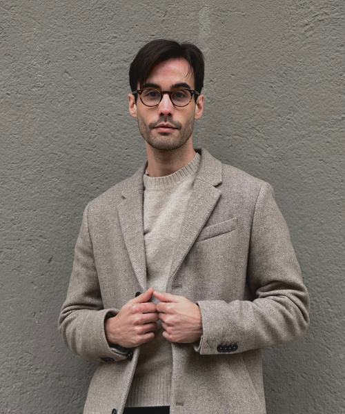 Pablo Gomez UGC moda masculina look elegante abrigo beige gafas