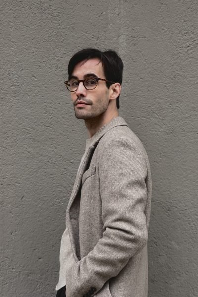 Pablo Gomez UGC moda masculina look elegante abrigo beige gafas