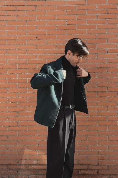 Pablo Gomez UGC chaqueta cuero marrón look masculino elegante