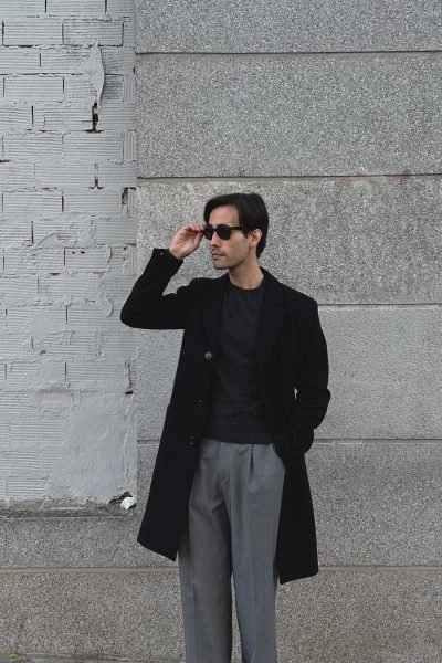 Pablo Gomez UGC outfit formal abrigo verde pantalón negro