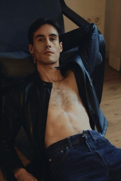 Pablo Gomez UGC abrigo negro gafas look urbano elegante