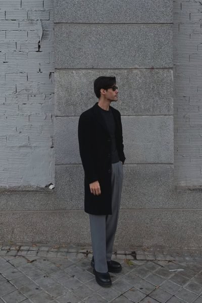 Pablo Gomez UGC look urbano abrigo negro pantalón gris