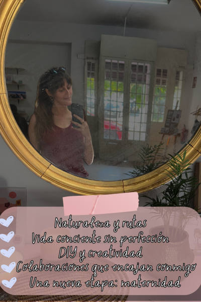 Patricia González reflejada en un espejo vintage mostrando su estilo de vida consciente, creativo y conectado con la naturaleza.