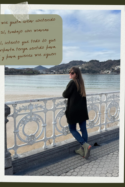 Patricia González contemplando el paisaje junto al mar durante una ruta al aire libre, representando un estilo de vida natural y auténtico.