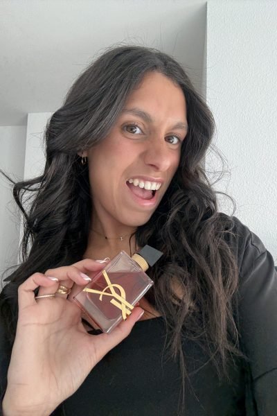 Paula Alsina mostrando su sonrisa brillante y un estilo sencillo pero impactante, ideal para campañas de belleza natural.