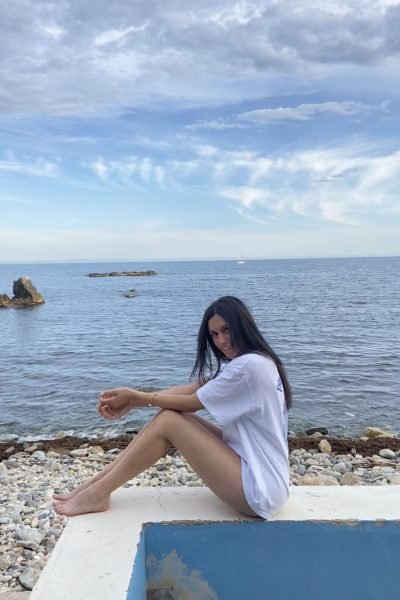 Paula Alsina con un atuendo sencillo mientras disfruta de un día soleado al aire libre.