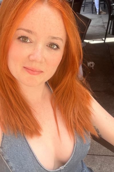 Paula Álvarez Fernández disfrutando del aire libre en un día soleado.