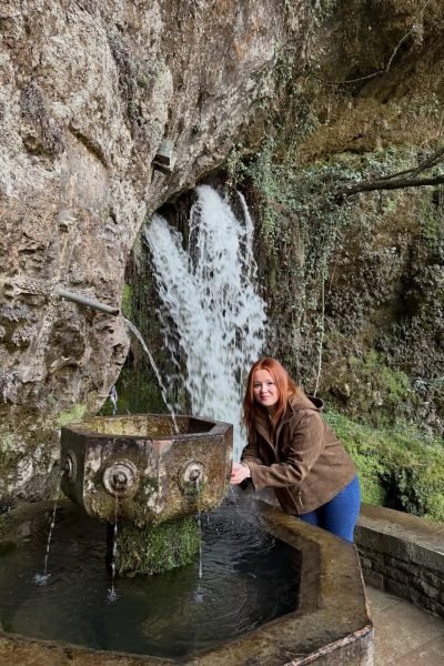 Paula Álvarez Fernández disfrutando de un momento tranquilo junto a una cascada.