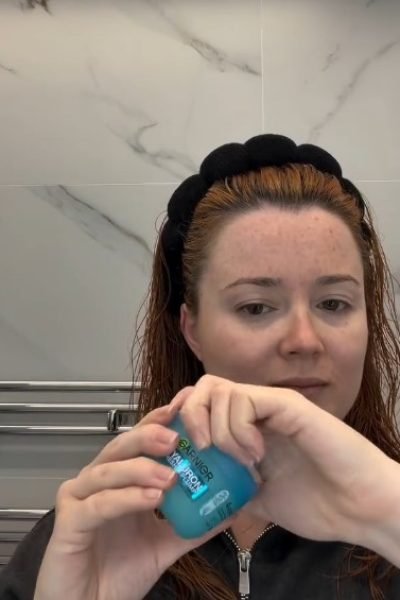 Paula Álvarez Fernández mostrando su rutina de cuidado de la piel con un producto cosmético.