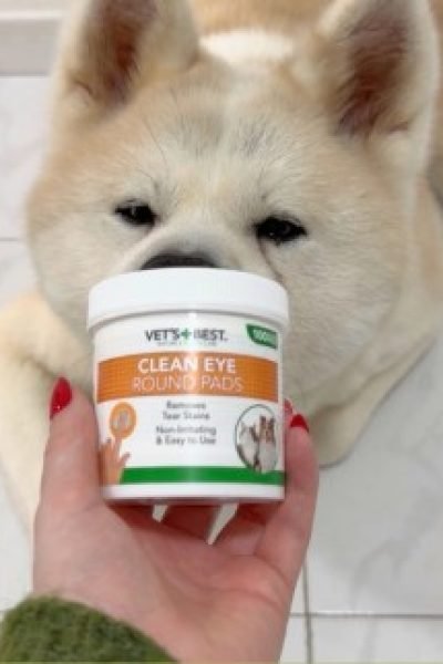 Paula Álvarez Fernández con su mascota, compartiendo un momento de ternura.