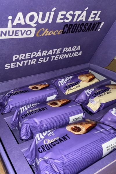 UGC con productos Ambi Pur para baño presentados dentro de una caja, enfoque en productos y packaging.