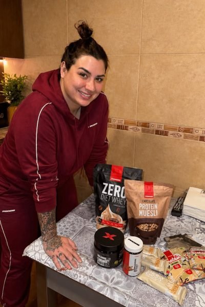 Paula Fernández Ballesteros mostrando productos de nutrición deportiva y suplementación, creando contenido fitness y bienestar para marcas especializadas – Agencia Brilla.
