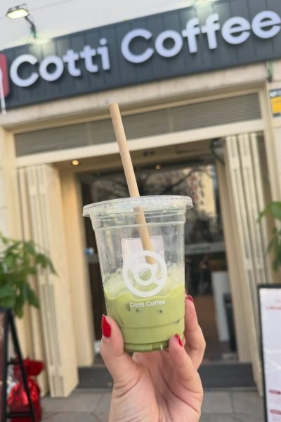 Paula Fernández Ballesteros disfrutando de una bebida matcha en Cotti Coffee, creando contenido lifestyle y gastronomía para marcas de restauración y cafeterías – Agencia Brilla.