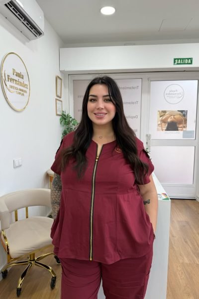 Paula Fernández Ballesteros en un centro de estética profesional, colaborando con marcas de belleza, bienestar y tratamientos estéticos – Agencia Brilla.