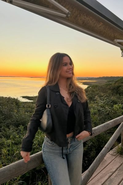 Paula Olivia León creadora de contenido UGC fotografía lifestyle al atardecer