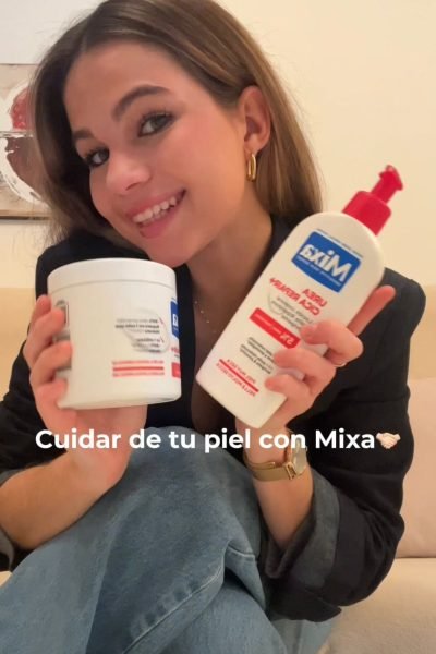 Paula Olivia León mostrando productos de cuidado de la piel contenido UGC