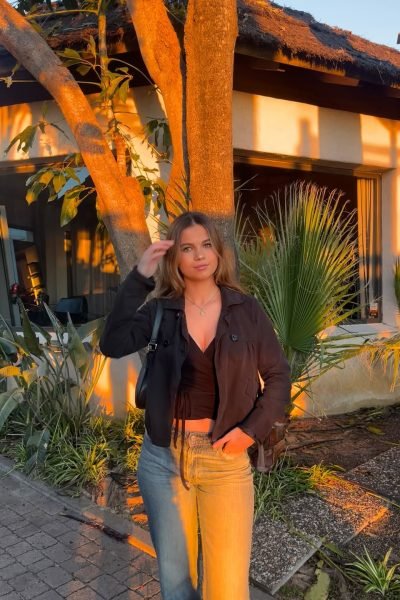 Paula Olivia León creadora de contenido UGC fotografía lifestyle exterior