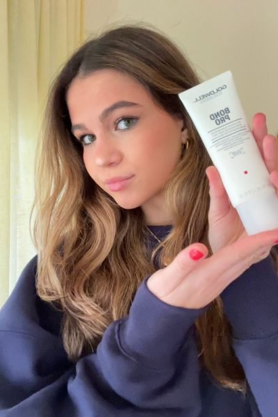 Paula Olivia León mostrando crema facial contenido UGC